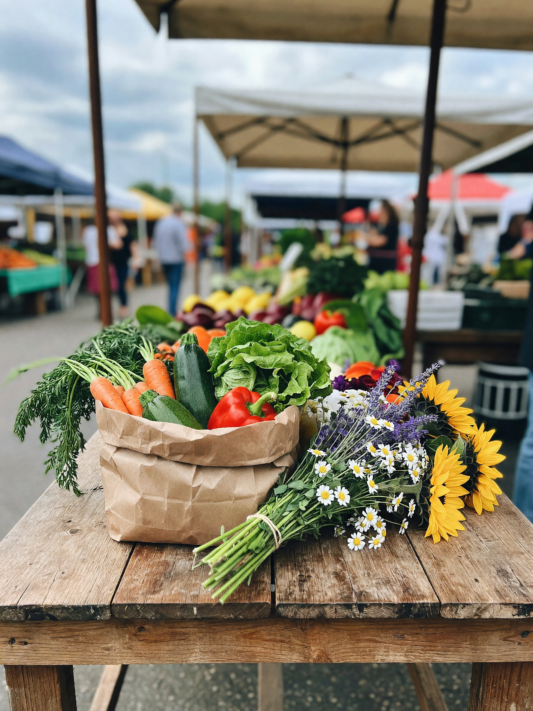 picked up some fresh veggies and a bunch of flowers for the kitchen table. love 