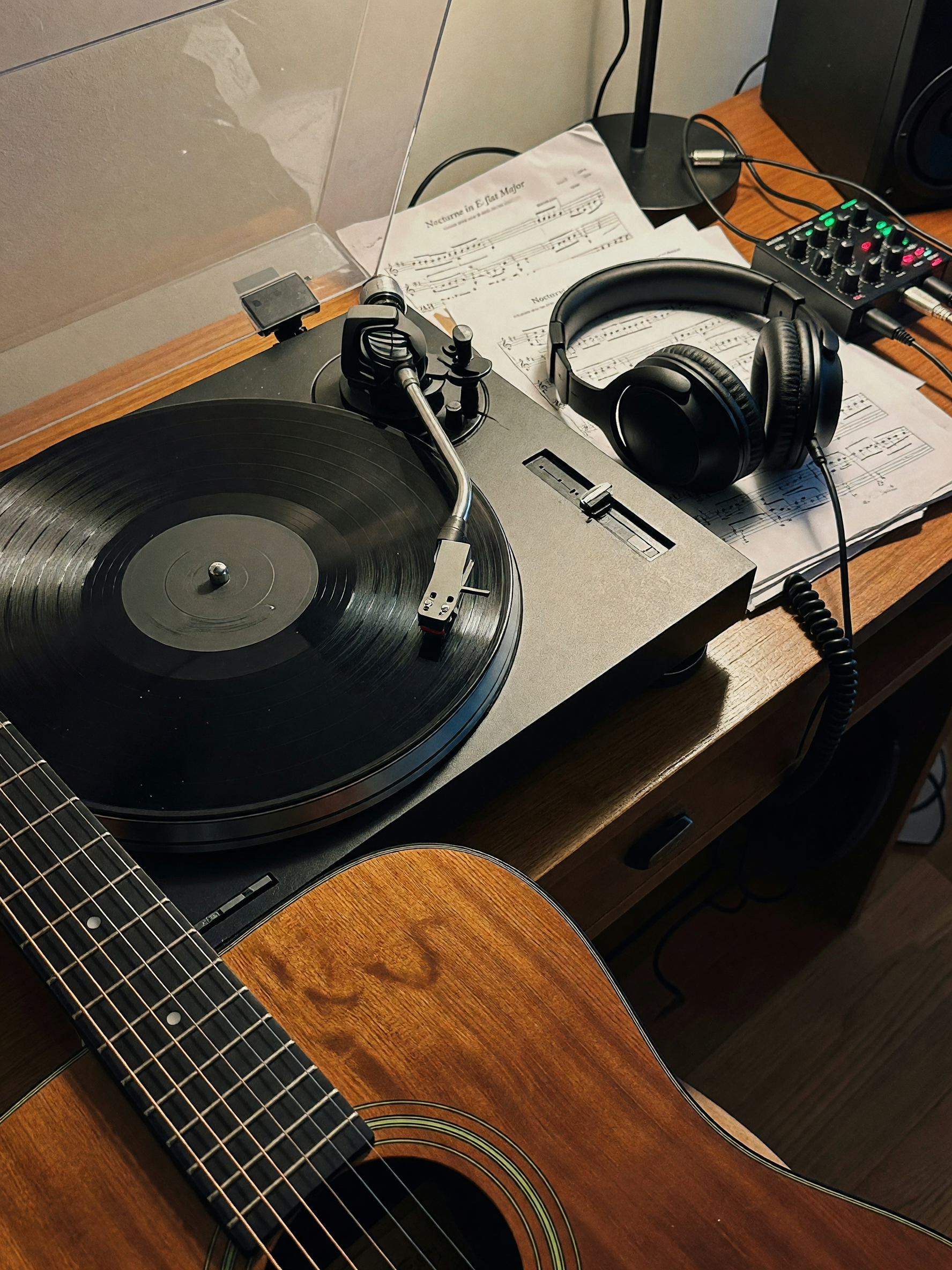 spent the morning spinning records and setting up the new mic, headphones still 