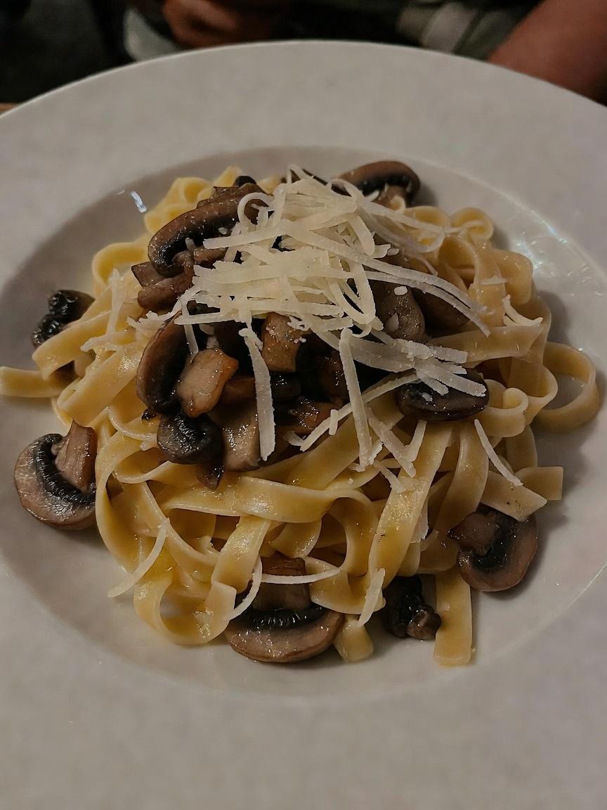 date night done right. that pasta was ridiculous and the wine pour was smooth. s