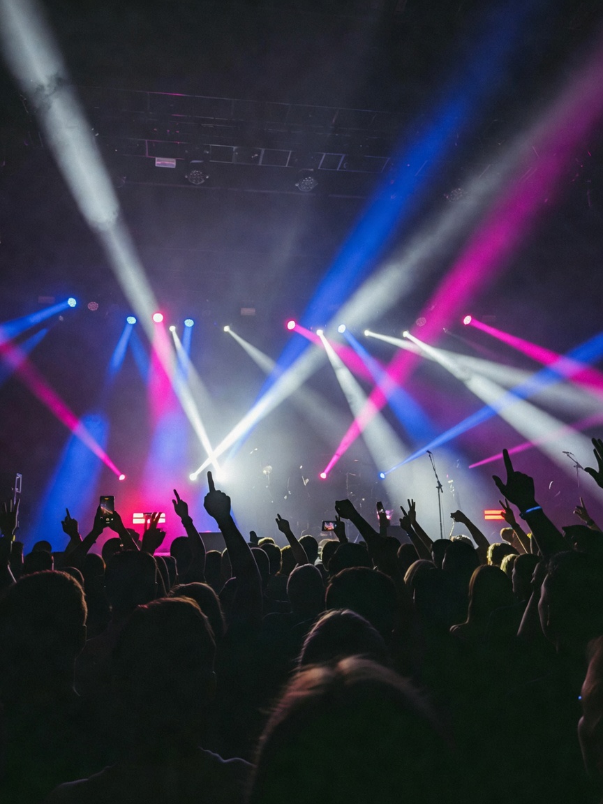 Last night was pure energy. Screaming lyrics with the crowd, blurry stage lights