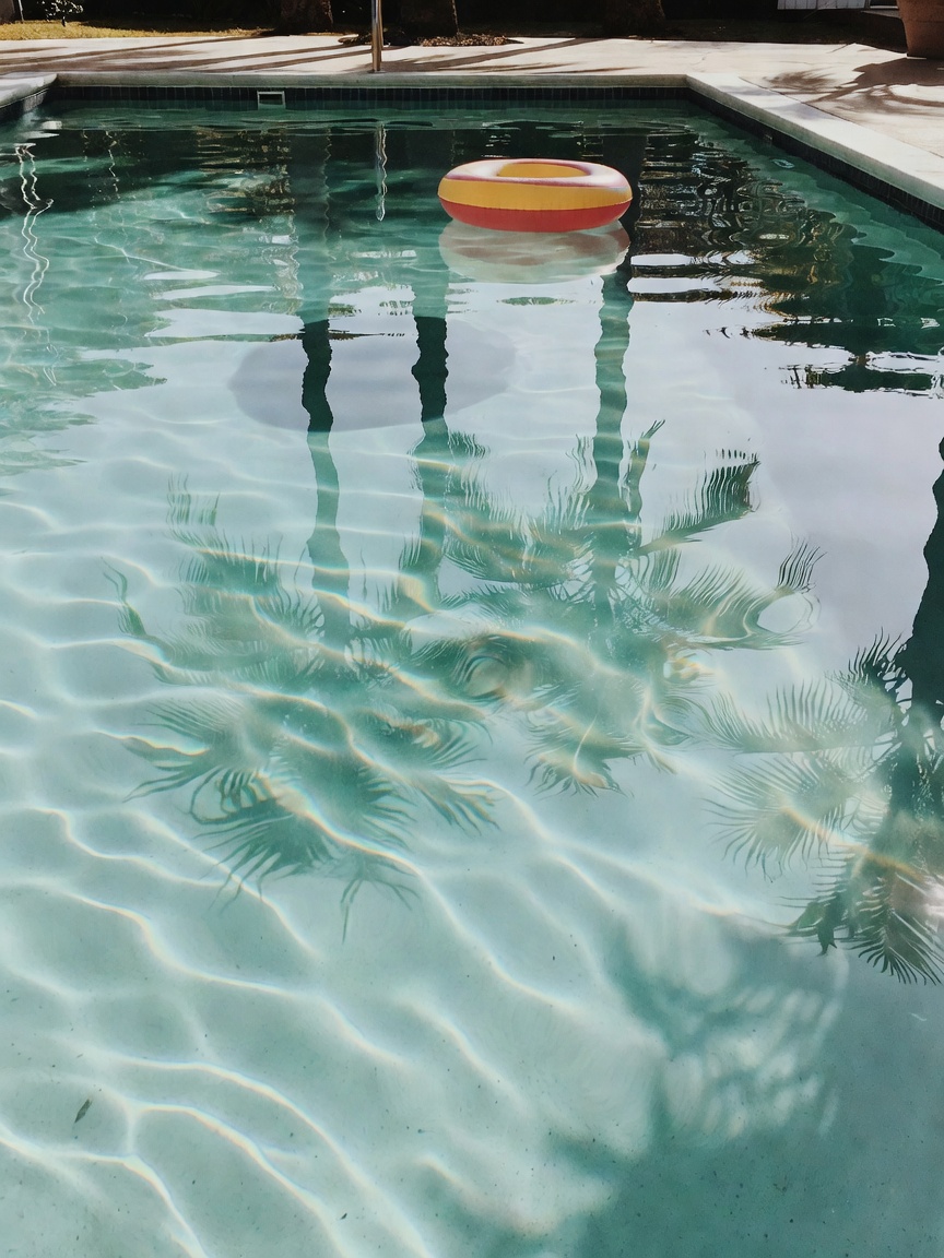 quick escape to the pool between meetings. nothing like a cold drink and some qu