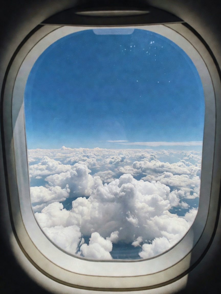 Window seat views never get old. Heading to Lake Como for the weekend with just the essentials. Who 